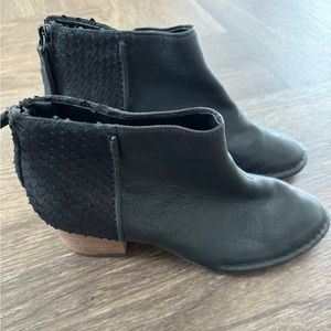 Clark’s black booties size 6